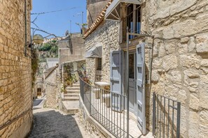 Exterior - GuestHost - Charming 65 sqm apartment, tastefully furnished and perfect for a stay for two. Located on the ground floor of a characteristic building, the accommodation was created from the ancient caves of Modica and transformed into a charming two-level (Modica)