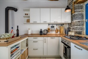 Fridge, oven, stovetop, dishwasher