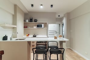 Appartement | Cuisine privée | Grand réfrigérateur, micro-ondes, four, plaque de cuisson