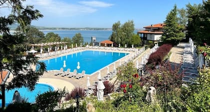 Charming 2-bedroom apartment in gorgeous Santa Marina, Sozopol with AC, WiFi