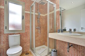 Douche, serviettes fournies, savon, papier toilette
