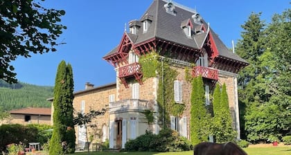 chambre privée avec douche et lavabo