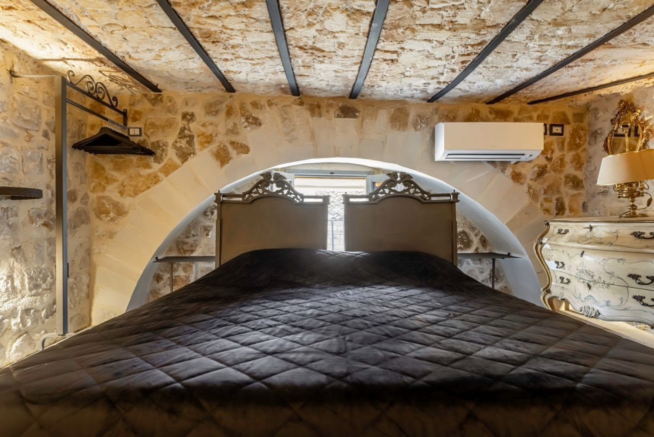 1 dormitorio y tabla de planchar con plancha