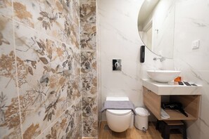 Douche, sèche-cheveux, serviettes fournies, savon