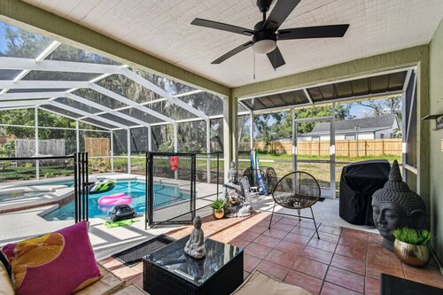 Relaxing Modern Home Sleeps 6/Pool/BBQ/Firepit