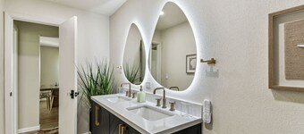 Relaxing Modern Home Sleeps 6/Pool/BBQ/Firepit