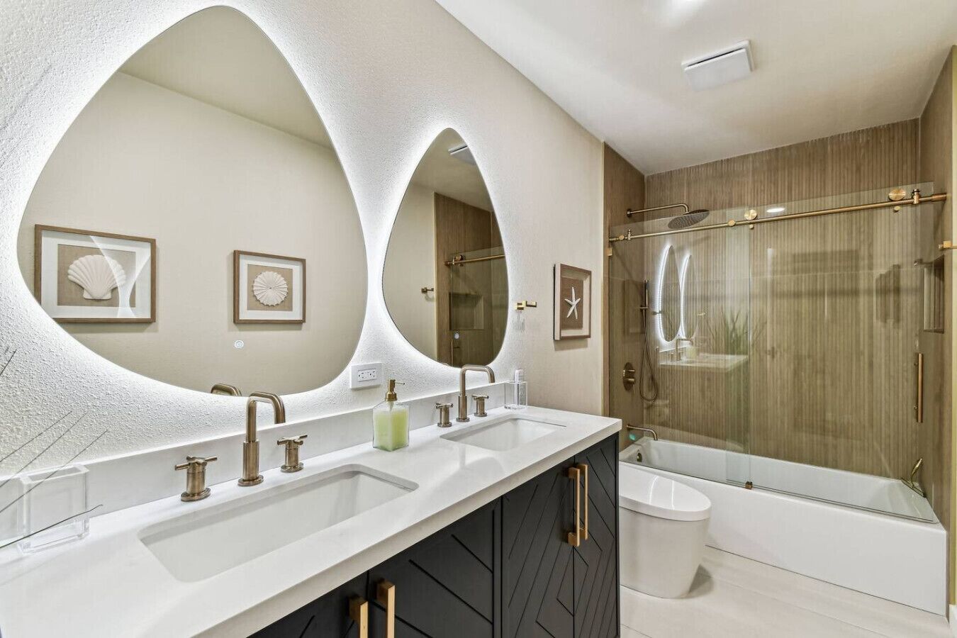 Sèche-cheveux, bidet, serviettes fournies