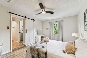 3 habitaciones, escritorio y tabla de planchar con plancha