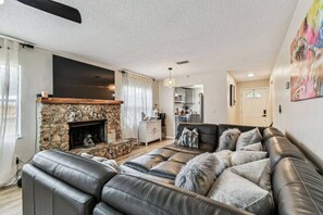 Smart TV, offices - Relaxing Modern Home Sleeps 6/Pool/BBQ/Firepit (Sorrento)