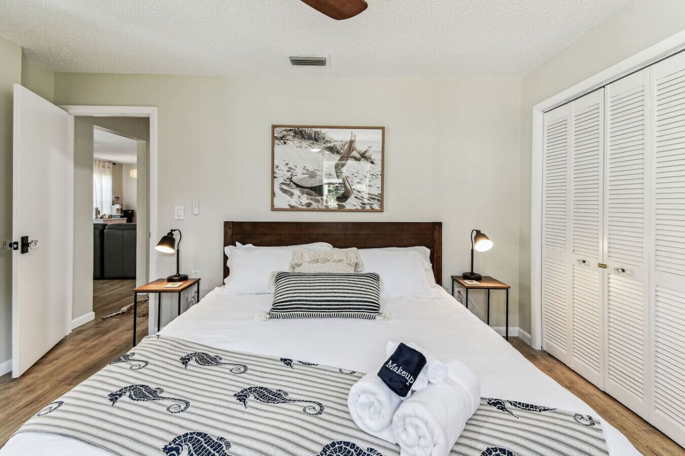 3 habitaciones, escritorio y tabla de planchar con plancha 