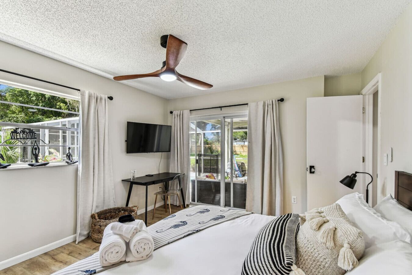 2 sovrum, skrivbord, strykjärn/strykbräda och resesäng