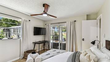 2 sovrum, skrivbord, strykjärn/strykbräda och resesäng