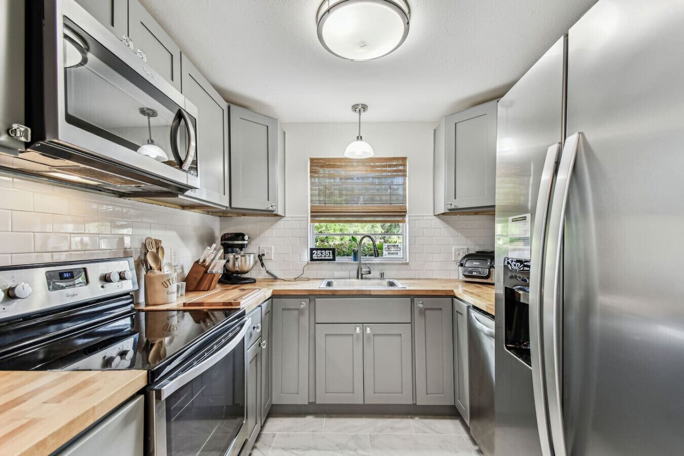 Kylskåp, mikrovågsugn, spishäll och diskmaskin