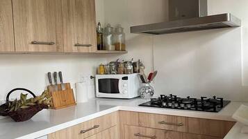 冷蔵庫、電子レンジ、オーブン、コンロ