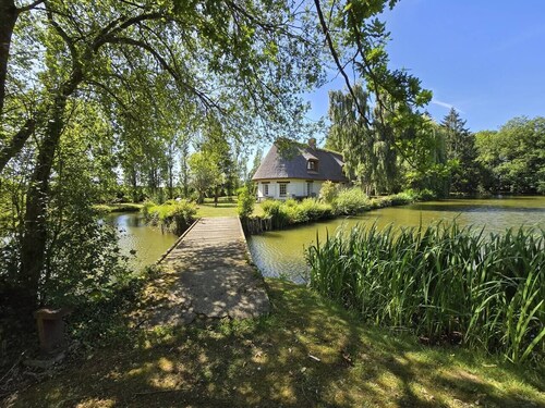 Chaumière entre rivière & champs, piscine privée, La chaumière sur l'île