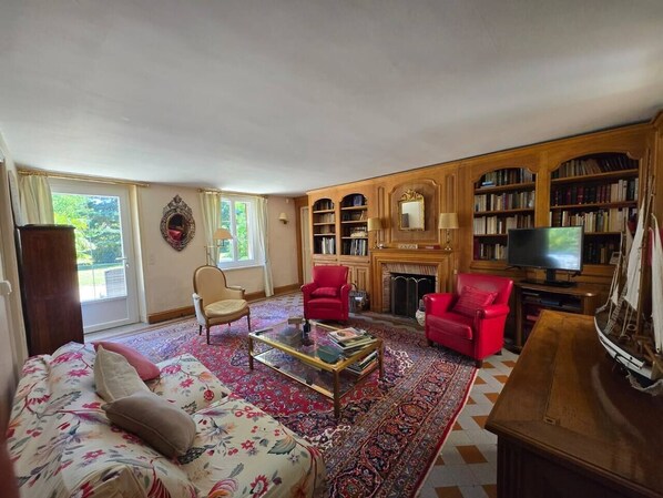 TV, fireplace, books, stereo