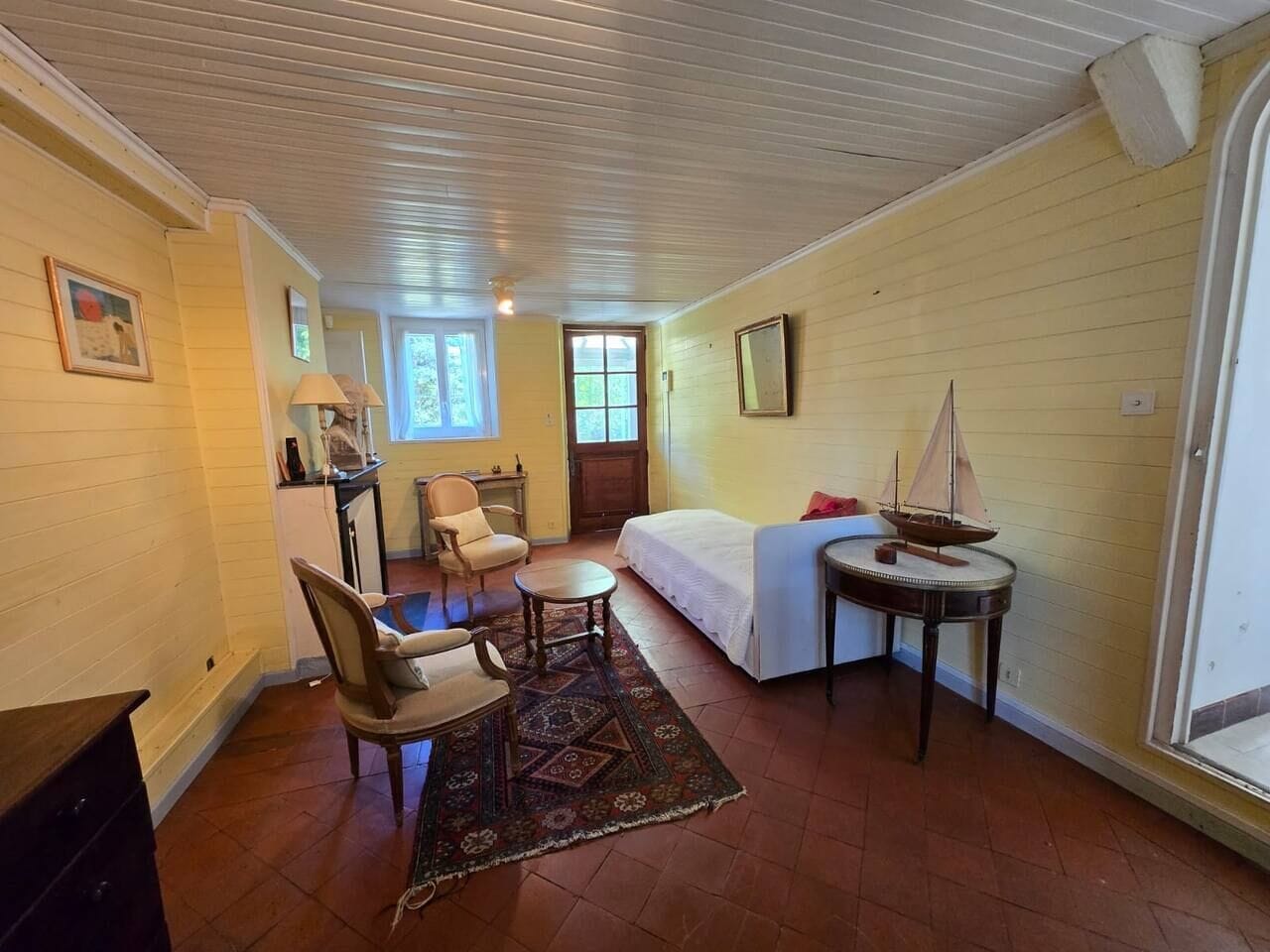 3 bedrooms, travel cot, WiFi, bed sheets