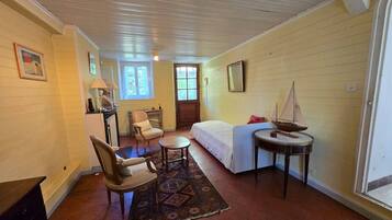 3 bedrooms, travel cot, WiFi, bed sheets