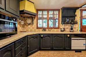 ثلاجة، ميكروويف، فرن، غسالة أطباق