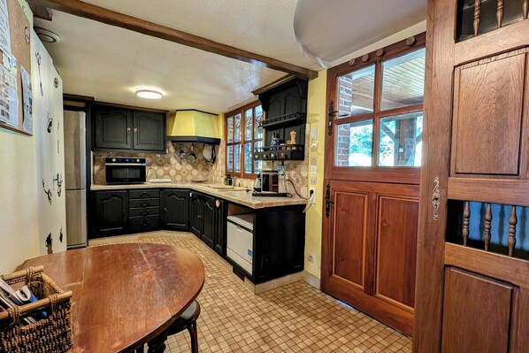 Kühlschrank, Mikrowelle, Ofen, Geschirrspüler