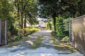 المنطقة المحيطة بالمنشأة