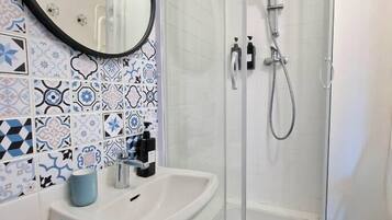 Douche, sĂšche-cheveux, serviettes fournies, papier toilette