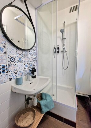 Shower, hair dryer, towels, toilet paper - Maisonnette en Duplex - Cosy- Centre Ville (Verneuil d'Avre et d'Iton)