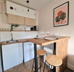 Fridge, microwave, coffee/tea maker, cookware/dishes/utensils - Maisonnette en Duplex - Cosy- Centre Ville (Verneuil d'Avre et d'Iton)