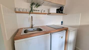 Kühlschrank, Mikrowelle, Wasserkocher mit Kaffee-/Teezubehör