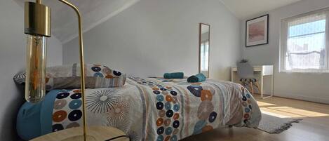 1 dormitori, planxa i posts de planxar i un bressol de viatge