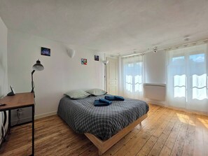 2 chambres, fer et planche à repasser, Wi-Fi, draps fournis