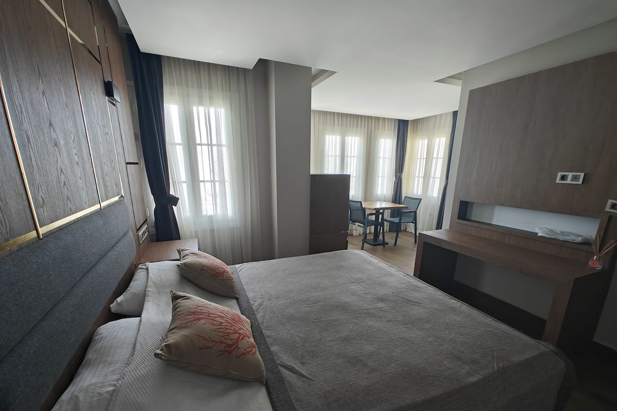 Deluxe Double Room | Laptop workspace, free WiFi