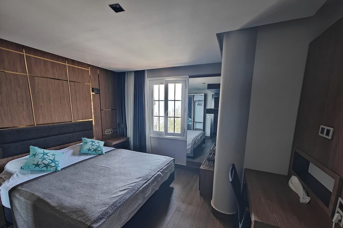 Double Room | Laptop workspace, free WiFi