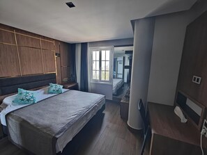 Espacio para trabajar con laptop y wifi gratis 