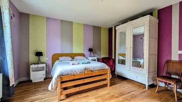 2 bedrooms, iron/ironing board, travel cot, free WiFi