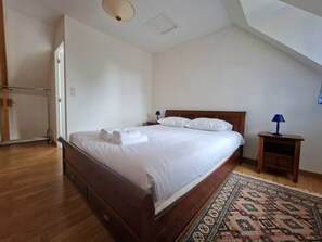 3 chambres, fer et planche à repasser, lit de bébé portatif