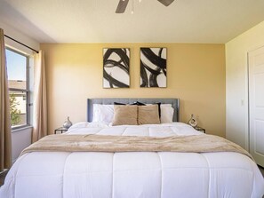 3 bedrooms, iron/ironing board, WiFi, bed sheets - Luxury & Comfy Family Gem near Disney + Pool + Gym (Kissimmee)