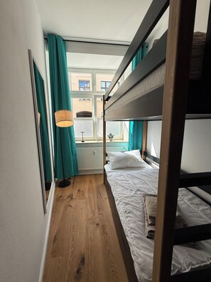 2 bedrooms, travel crib, WiFi