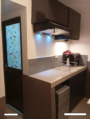 Oven, stovetop - Parayno's transient Room in Marikina 2, Free NETFLIX/Centrally Located Place. (Marikina)