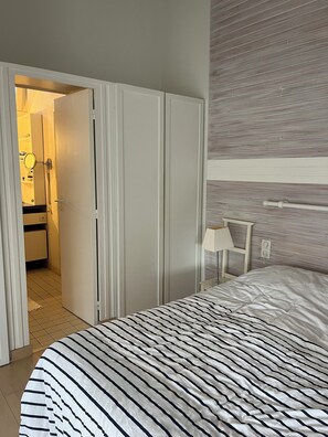 4 bedrooms, iron/ironing board, bed sheets