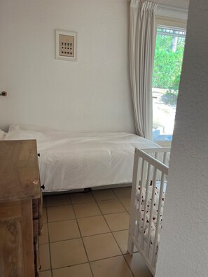 Iron/ironing board, bed sheets