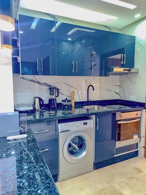 Fridge, oven, stovetop, coffee/tea maker