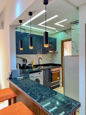 Refrigerador, horno, parrilla de estufa y cafetera y tetera