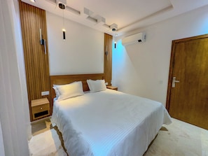 Iron/ironing board, free WiFi, bed sheets