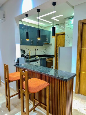 Refrigerador, horno, parrilla de estufa y cafetera y tetera