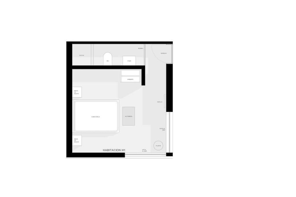 En plantegning af et hotelværelse mærket "HABITACION H1" med badeværelse, tekøkken og et stort centralt opholdsområde.