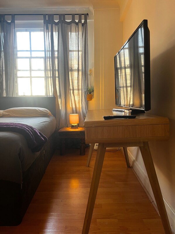 2 habitaciones, tabla de planchar con plancha, wifi y ropa de cama 