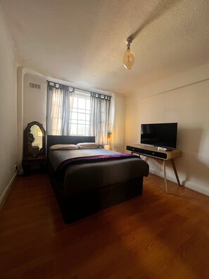 2 chambres, fer et planche à repasser, Wi-Fi, draps fournis