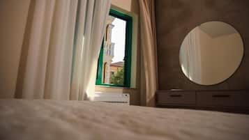 Escritorio, wifi gratis, ropa de cama