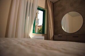 Desk, free WiFi, bed sheets